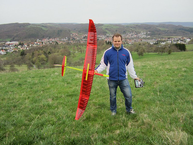 KleinIMG_1794.jpg (198.54 KiB) 5873 mal betrachtet Der zufriedene Erbauer und Pilot nach den ersten paar Flügen