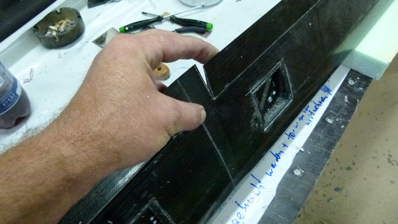 P1020398.JPG (204.65 KiB) 2274 mal betrachtet Wölbklappen nach oben für Entwölben (Speed) und Rücknflug an Hohem Ca. Das Ruder Taucht Spaltfrei in den Kasten ein!