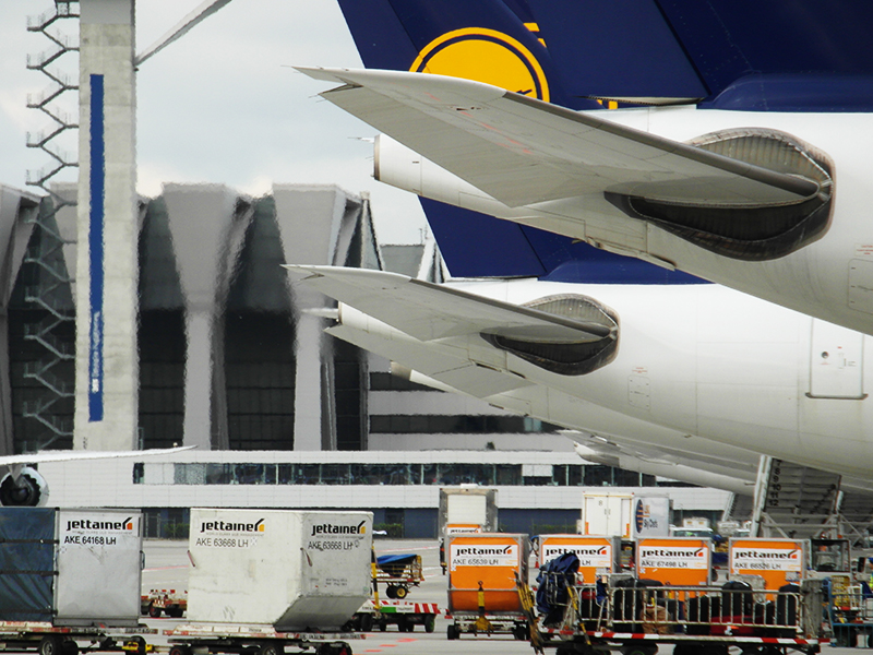 Im Hintergrund erkennt der Kenner ein Triebwerk des neuen 747-8 ;-)