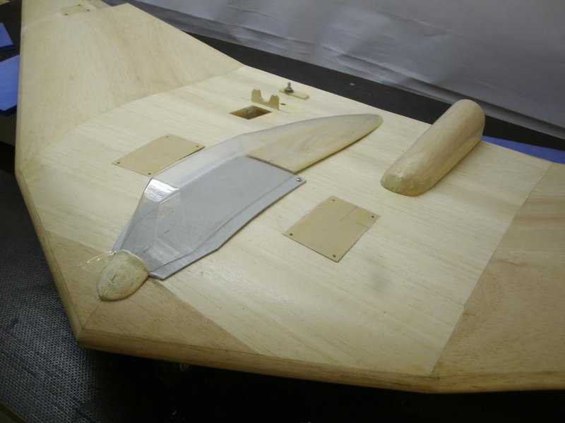 Horten Vc-122.JPG (89.04 KiB) 2295 mal betrachtet Die Kühlöffnungen für den Motor fehlen noch ...