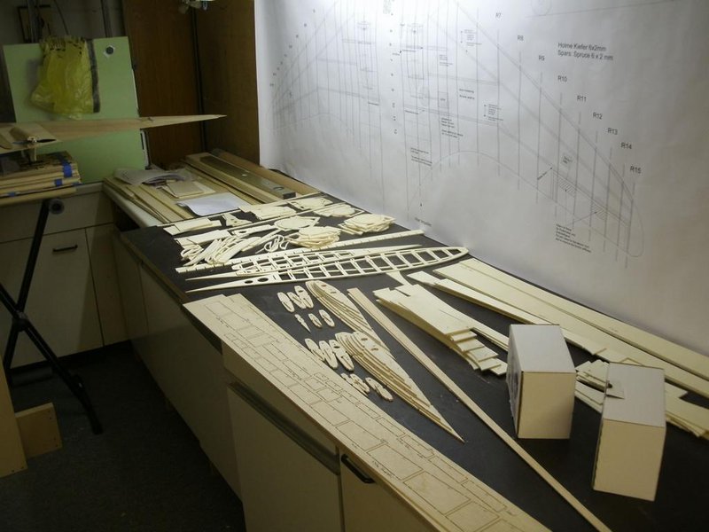 Die Verkastung wird erst unmittelbar vor dem Verkleben herausgetrennt.