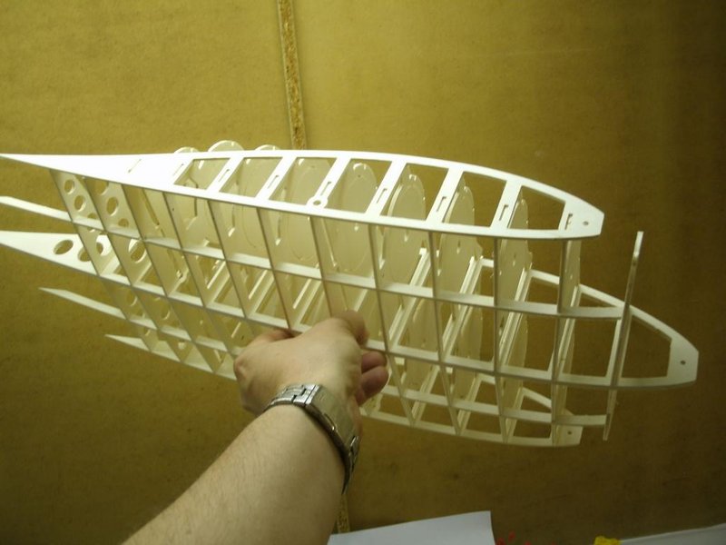 Die Impellerspanten werden nach dem Verkleben entkernt.