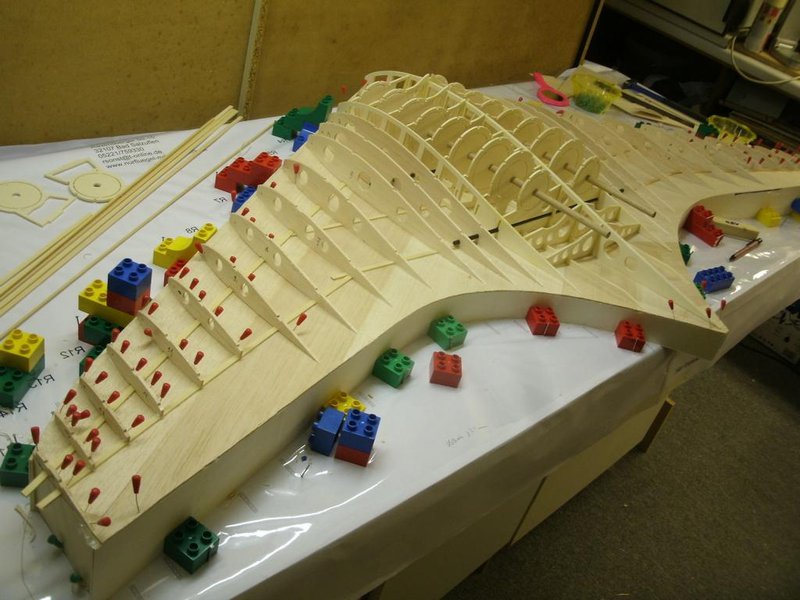 Soweit ist alles verklebt. Morgen werden die Flächen- und die Triebwerksholme eingesetzt. Die Nasenleistenverstärkung wird verklebt.Der Endleistenbereich ausgedünnt und verstärkt, die Querruder verkastet.