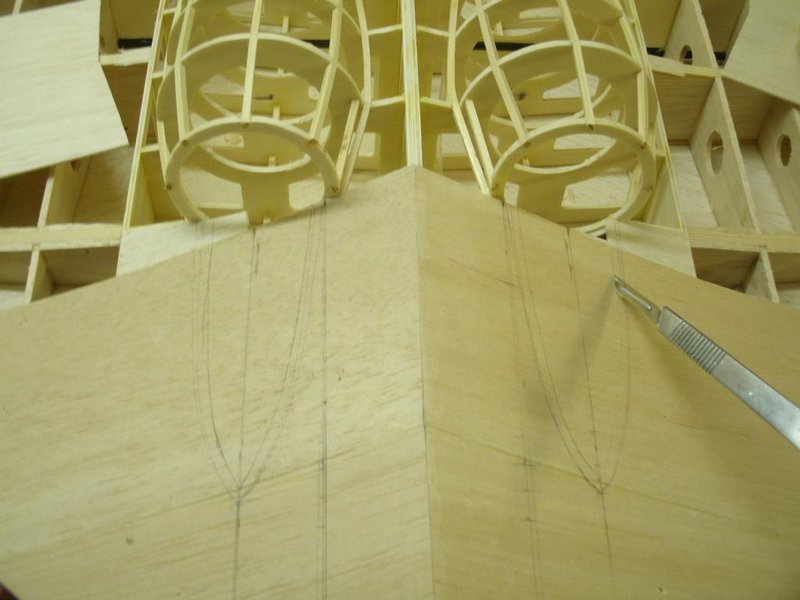 Anzeichnen und ausschneiden ... denkste ... der rechte Triebwerksspant sitzt nicht korrekt, 1,5 mm fehlen. Ist beim heraustrennen schon zweimal gebrochen und dann noch beim einbauen. Beim einschieben der Zentrierstange habe ich die nicht rechtwinkelige Aufstellung übersehen ...<br />Somit konnte ich jetzt alles hin und her messen.