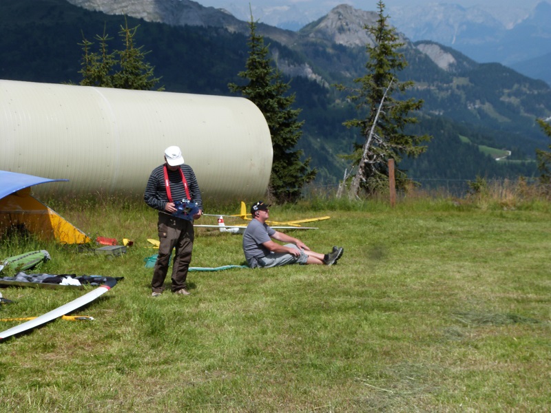 man beachte die Rumpfspitze des Flieger am Bildrand!!!