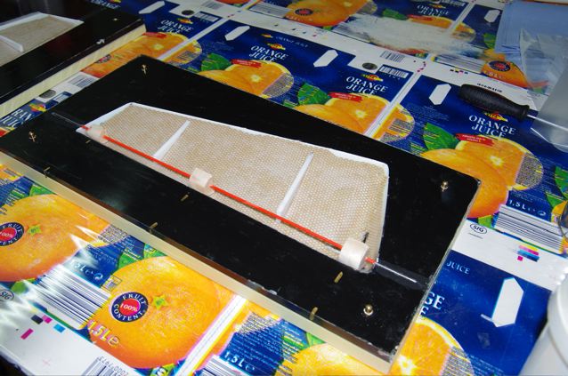 Einbau der Stützrippen aus Depron und der Drehachse