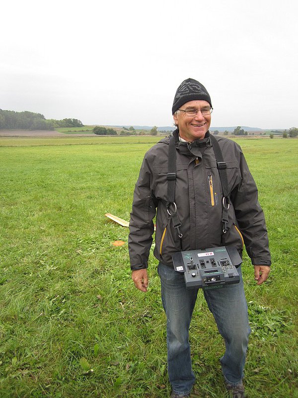 KleinIMG_5325.jpg (198.83 KiB) 13646 mal betrachtet So sieht jemand aus, der im x-ten Restart noch mal Thermik findet und seinen Eigenbau in der letzten Sekunde der Rahmenzeit für den Tausender vor den Landepunkt nagelt: Gerhard Demegni