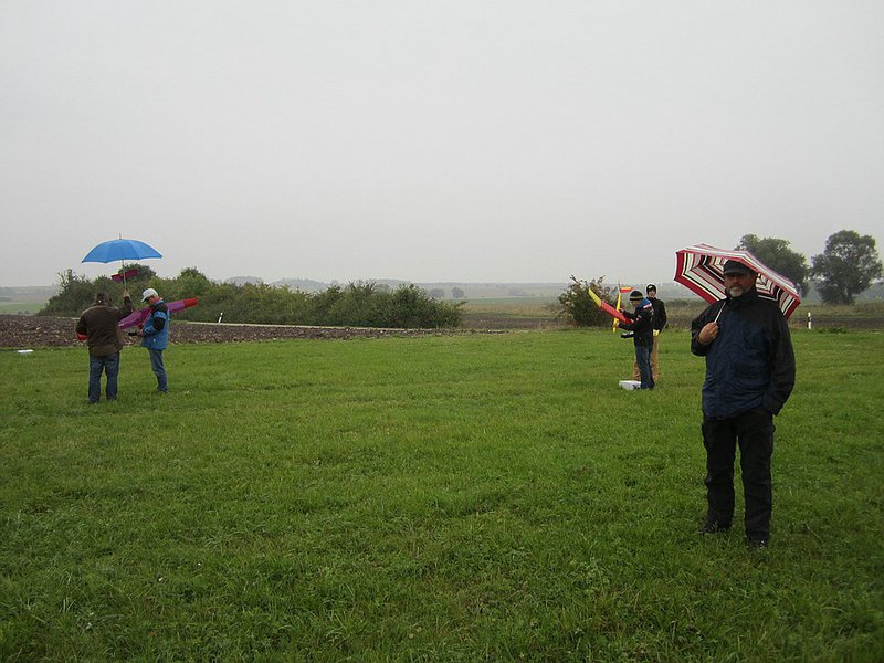 KleinIMG_5341.jpg (190.99 KiB) 13646 mal betrachtet ...und hier wartet auch mein "Edelhelfer", danke fürs coachen Dietmar ;-)