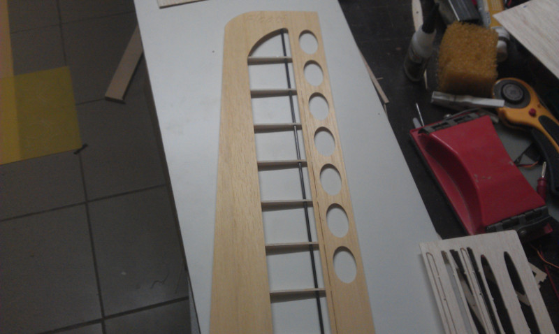 und die Beplankung aufgelegt. Michel "besäumt" :-D gerade die restliche Beplankung