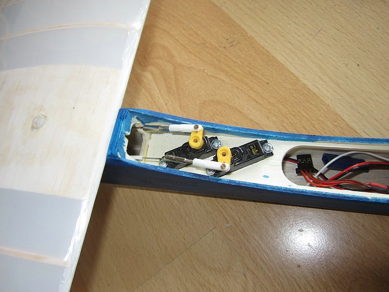 Die Sicherungsschrauben kommen in die Servos rein wenn alles zuverlässig funktioniert