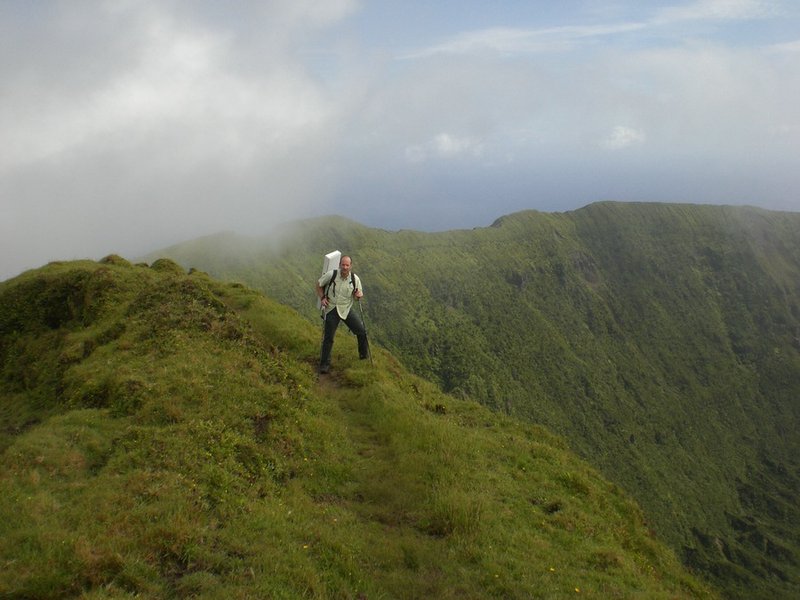 In der Kiste am Rucksack ist die Clara drin, die Caldera an deren Rand ich stehe ist 400 m tief, viel Platz zum abtauchen ins Lee und die Möven machen das hier auch
