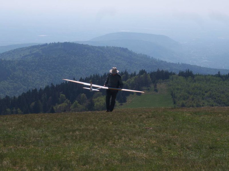 100_4980.jpg (97.55 KiB) 1872 mal betrachtet Wolfgang mit der Crossfire, welche ich dann leider aus dem Hang bergen musste...heul...völlig platt die arme...