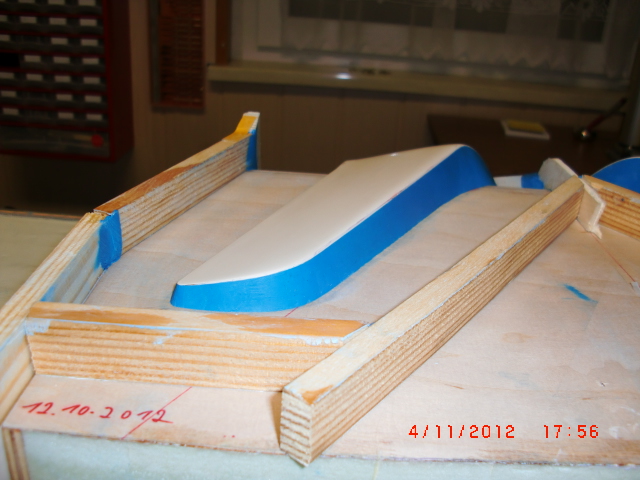 Plastilin zum erstellen der Trennebene und Hinterschneidungen zu vermeiden