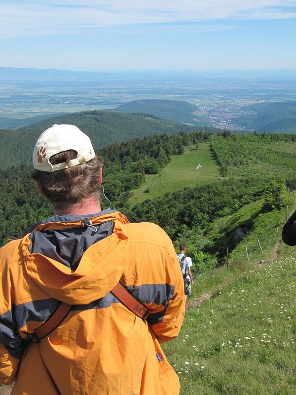 Abgesoffen... "Minus 181 Meter" war max, nach ~20 Minuten war der Amigo im Astir-Kleid aber wieder oben :-) Ohne Vario hätte ich niemals eine Chance gehabt ihn in knappen Nullschiebern über die Atempause der Thermik zu retten. Wenn ich zusammenrechne was mir mein Picolario schon an Werten gerettet hat bin ich eigentlich ein reicher Mann. Gegengerechnet ist ein Vario eigentlich viel zu billig. ;-)