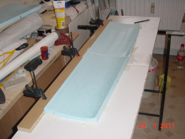 Nur Unterteil an einer Richtlatte ausgerichtet und Verklebt