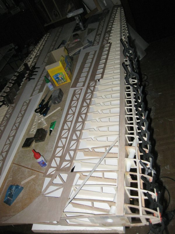 An der Nasenleiste wird an einer dünnen Holz- oder CFK-Ausrichtleiste eine Lage Pappelsperrholz mit Übermaß geschnitten und angeleimt. Nach dem beischleifen in die Profilform der Rippen hat man eine genaue und stabile Leimkante für die Beplankung. Die eigentliche Nasenleiste wird aus meheren Lagen 3 mm Pappelsperrholz später davor geleimt.