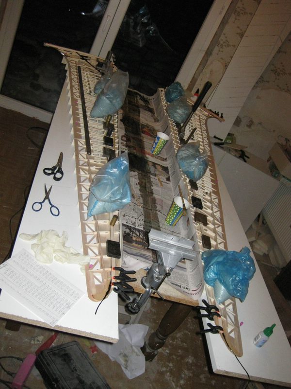 Nach dem abnehmen des Flügels vom Baubrett wird eine Negativhelling der Oberseite aufgestellt und die Flügel eingelegt. Unten links ist die Laminierliste für den Holm zu sehen