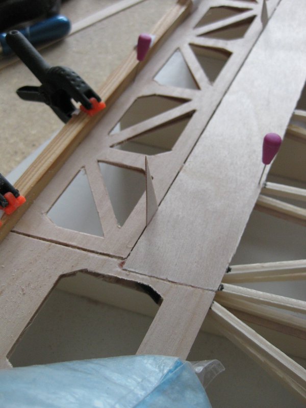 Die Ruder werden nicht mit V-Kehle, sondern mit "Pseudo-Hohlkehle" angeschlagen. Dafür ist die Beplankung an der Ruderachse mit dem Abstand der Ruderverkastung aus 0,6er Sperrholz aneinander zu setzen. Wie das fertig aussieht seht ihr später