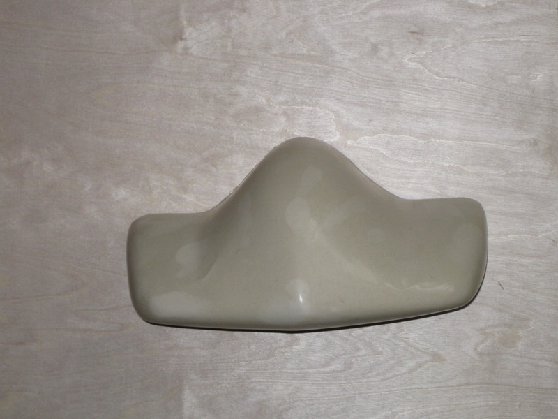 Haubenklotz vor dem Anpassen. Bei Gips als Material für den Haubenklotz ist das eine Menge und eine dreckige Arbeit. Der Gipsstaub von schleifen ist überall.