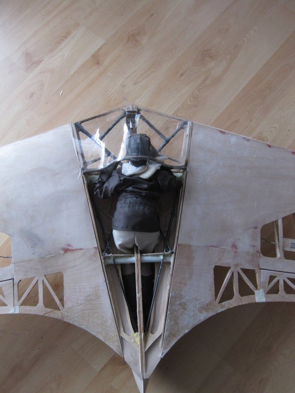 Oberseite Mittelstück mit der ersten gezogenen Testhaube und der Pilotenpuppe von Petrausch