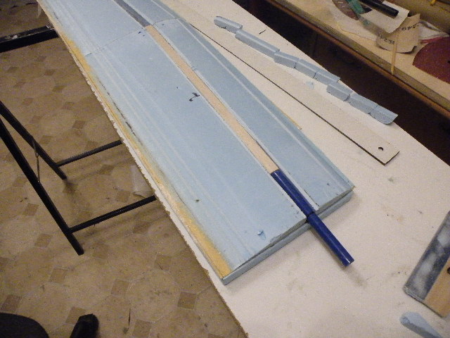 Holm aus Balsa nur mal zum anpassen eingelegt