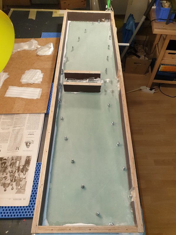 Gewindebuchsen gesetzt und fertig zum Harzen