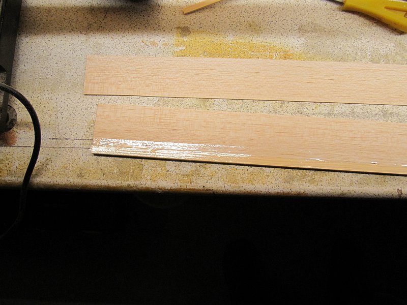 Holm und Beplankung mit einem Streifen Tesa verbinden