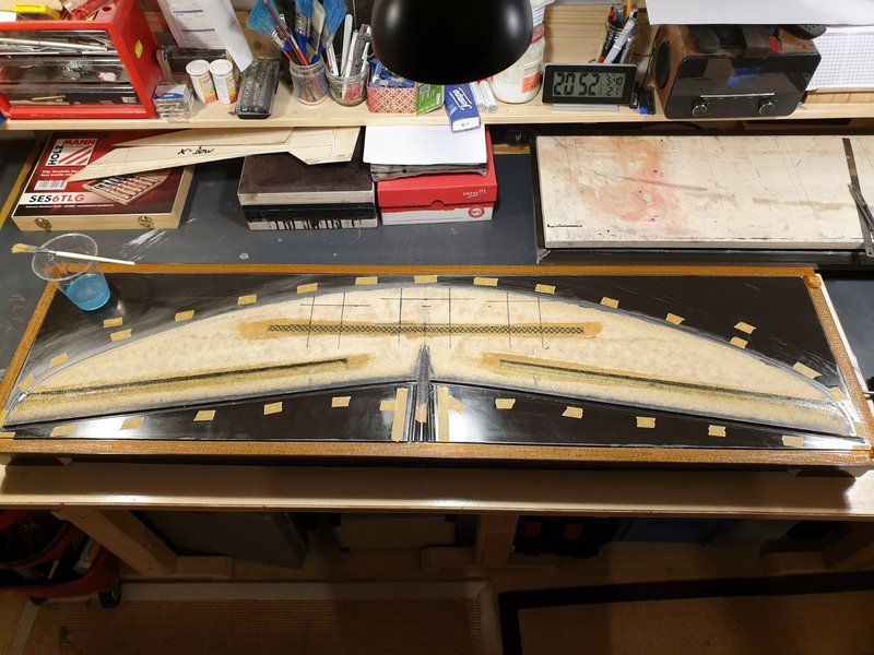 Schaum mit fertig ausgesparten Hol- und Ruderstegen