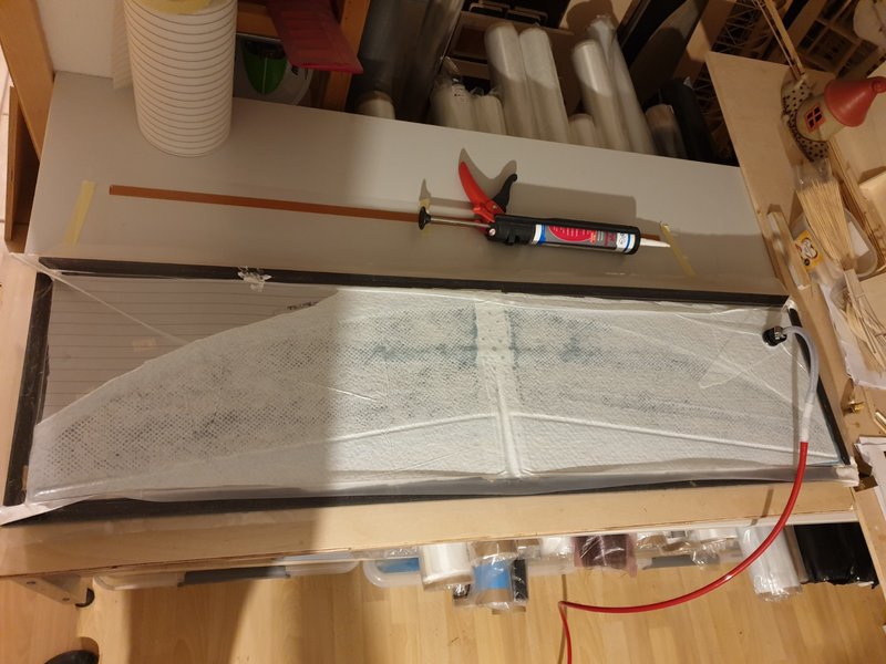 Im Vakuum, ich dichte mit Tesafix und wie nur in den Ecken mit Acryl, klappt super!