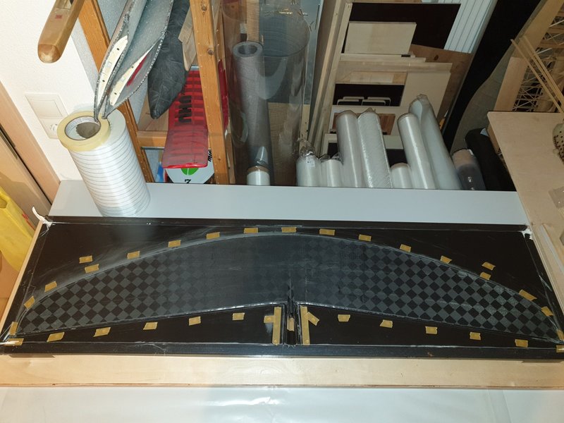 Fertige Unterschale. 80erST, 80er Uni CFK, Schaum, 80er ST, Verstärkungen aus UD an Klappenstegen, Holm mit CFK Roving