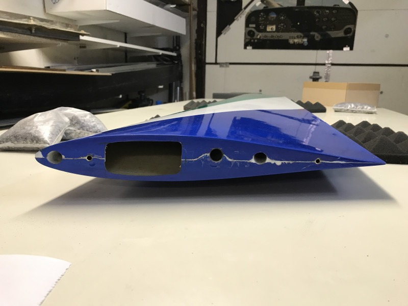 Vorne Rohr für das Trimmblei, die große Öffnung für RC, dann die 12mm Rundsteckung und noch ein Rohr   für Ballast, welches schräg nach hinten geht, so dass die Mitte hoffentlich im passenden Schwerpunkt liegt. Die WR ist nur in der Mitte symmetrisch, weil dort lokal aufgedickt wurde um Platz für die RC-Anlage zu bekommen, das geht nach 80mm Spannweite dann in das E180 über.