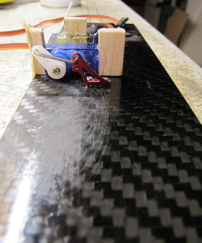 IMG_4087b.jpg (810.98 KiB) 4351 mal betrachtet ...und von der Seite, man sieht die Abstandhalterle damit der Servoarm nach unten durch zum verknieen kann