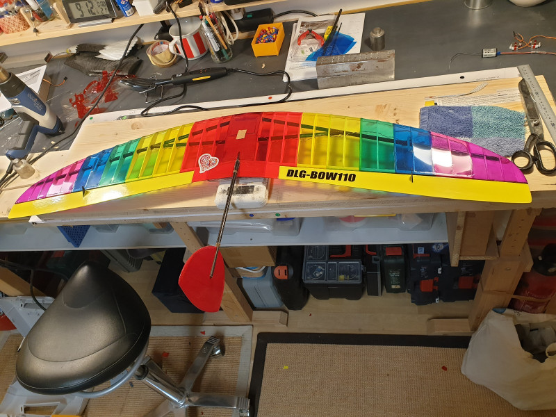 Fertig bespannt, es ist ein Regenbogenbow geworden.