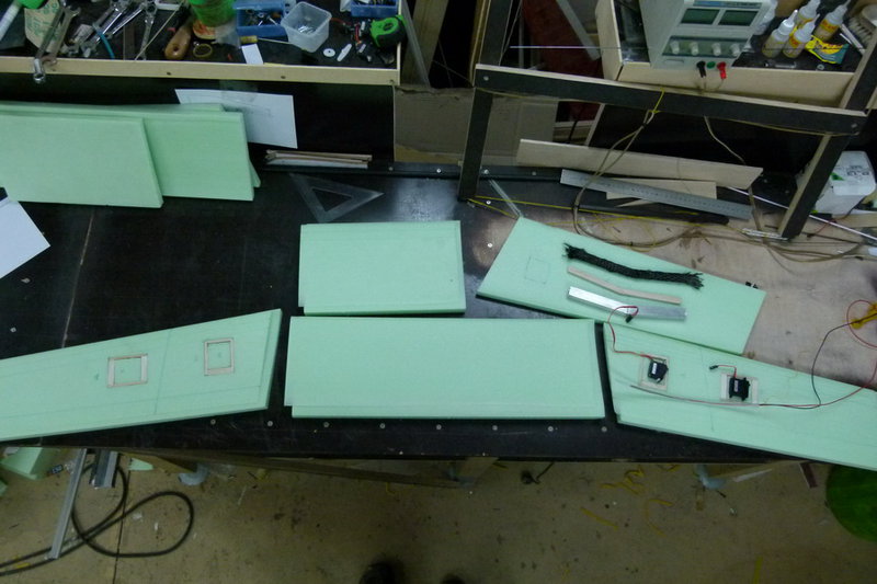 Breites Mittelteil mit aussen flächen.<br />anstatt der kabel wird ein schlauch als kanal eingearbeitet.<br />Oben sieht man die steckungen in 2 vorberitungsstufen uns die form in der sie laminiert werden.