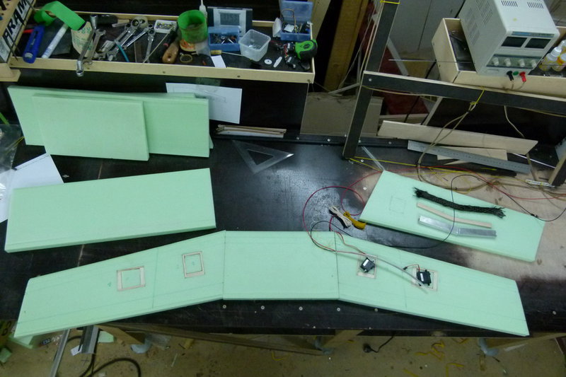 so sieht das ganze mit dem schmalen mittelteil aus.<br />Auf die aussflügelbreite ist die klappe bei ca 1/3 geteilt Hier ist eine wölbklappe die die im hochauftriebsbreich  den Anstellwinkel um knapp1,5 grad verringert, das verhindert strömungsabrisse beim tehrmikfliegen.<br />Butterfly geht durch die klappenteilung auch.