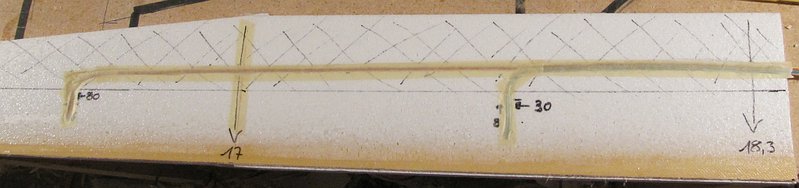 Kabelkanal als flaches "V" mit Cuttermesser geschnitzt, Kabel eingezogen und mit Malerkrepp abgedichtet