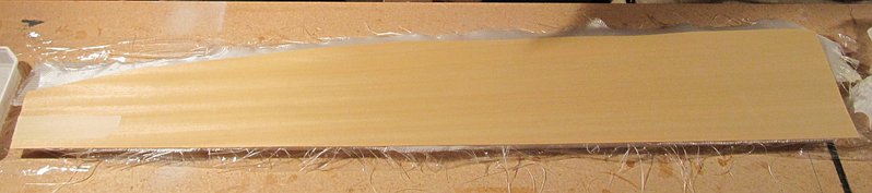 Abachi auflegen und ausrichten, Frischhaltefolie drüber und dann Unterschale auflegen und ausrichten