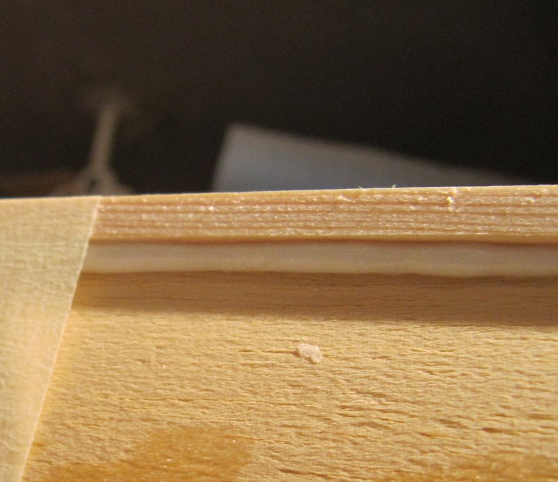 Nasenleiste mit genügend halbflüssiger Mumpe angebappt. Was zuviel ist wird einfach weggehobelt, zu wenig ist aber immer doooof weil man Nacharbeiten muss...