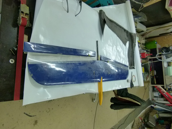 Den hab ich aus der Ecke gekramt  und werde ihn heute abend mal wieder in eien flugfertigen zusatand bringen, wegen dem Hangspaß. Der Chinasegler war einfach zu langsam für den Wind.