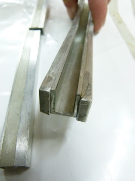 Vorbereiten der Form!<br />Die Aluform wird allseitig mit Kunstoffolie 0,4mm ausgekleidet. Bevor Folie in die Form mit CA eingeklebt wird wird diese mit Trennwachs behandelt. Das lässt sich Kleben und genau da findet die trennung aus der Form wieder statt. die Folien lassen sich dann vom Formteil leicht lösen. Da sich die erste steckung eher nicht entformen ließ. habe ich das Alu Uprofil nachgemessen, das Profil hat oben 0,03mm untermaß .Die Entformung der 2ten Steckung war dann ein gezielter Hammerschlag auf den überstand aussehalb der Form, währen die Form am "fuß" in einen SchraubstocK eingespannt war.