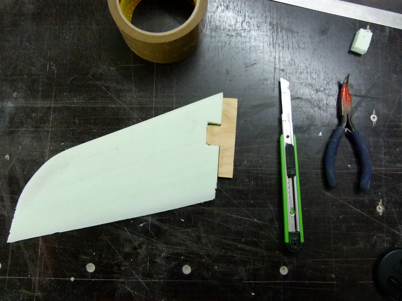 eine Fürungsflosse ist am enstehen, das holz wird später in eien nut im Rumpf geschoben.<br />So wird das Leitwerk verschibbar und auswechselbar.<br />Geweicht bis jetzt 8gr ferig verkelbt  gepalntes Fertigewicht unter 20gr