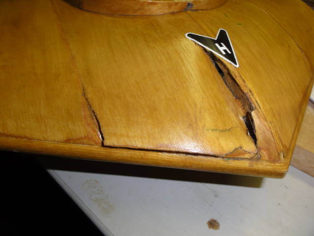 ein Dent, weil dort nur ein par mm ribben sind warauf das Holz geleimt ist