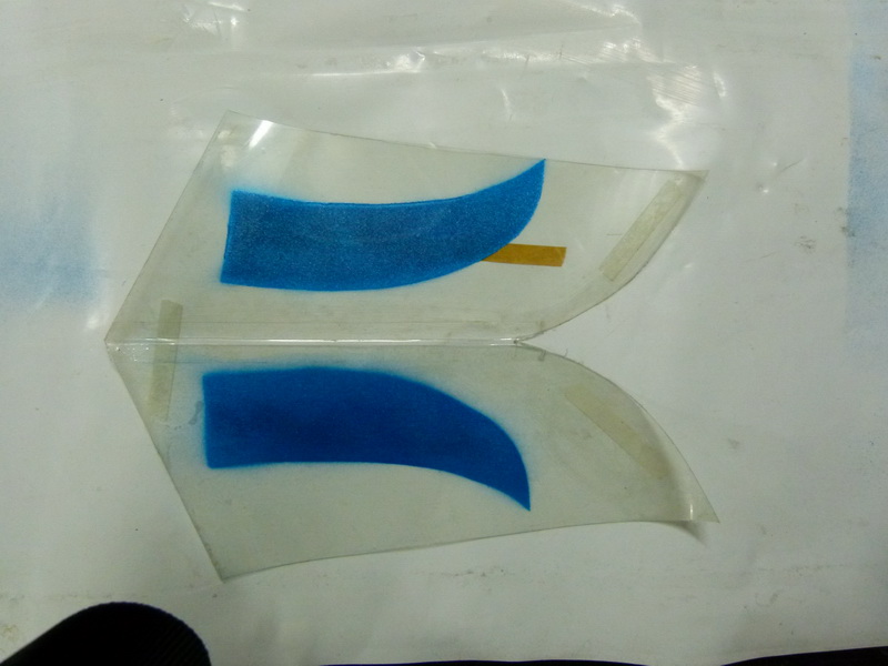 die folien <br />sind vorne an der nase mit beidseitig Klebeband verbunden, das legt sich sauber um die Rundung.<br />Gewachst poliert und ein  Muster auflackiert.