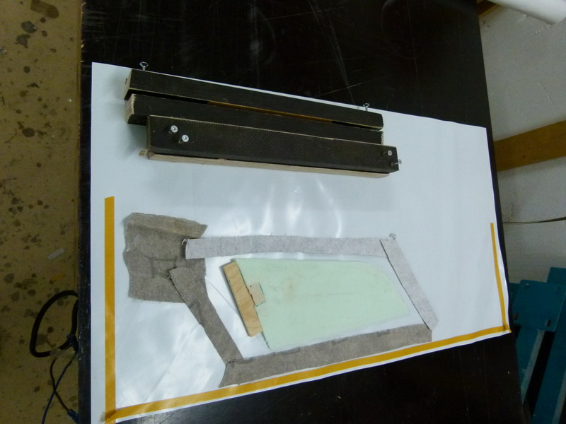Die Vakuumtasche <br />Der Schaumkern des Leitwerks war ein Heißdrahtschnitt versuch, der wurde passend zugearbeitet.<br />Mit den doppelten holzleisten will ich das laminat auf den Fuß der Flosse pressen,<br />die 2te doppelte holzleiste soll dann die Vakuumtasche mit dem Leitwerksteil grade spannen.  Ob das was wird?  lasst euch überraschen , bei soviel neuversuchen lass ich mich auch überraschen.