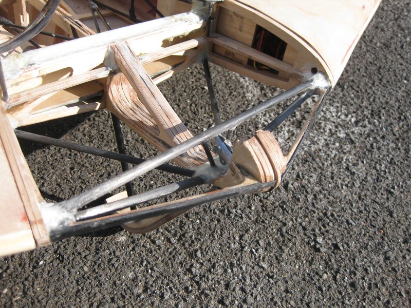 Jetzige Lösung, 3-dimensional, Originalähnlich in Optik und Krafteinleitung mit Nasenleisten-Druckstab, Dreiecksfachwerk an der Kufenaufhängung und Druckdiagonalen die Nasenbumser in den Holm leiten. Bei mir fehlt noch die Steuermechanik und -gestänge, die kommen aber auch noch rein damit sich der Hilfs-Pilot wo festhalten kann wenn ich fliege :-)