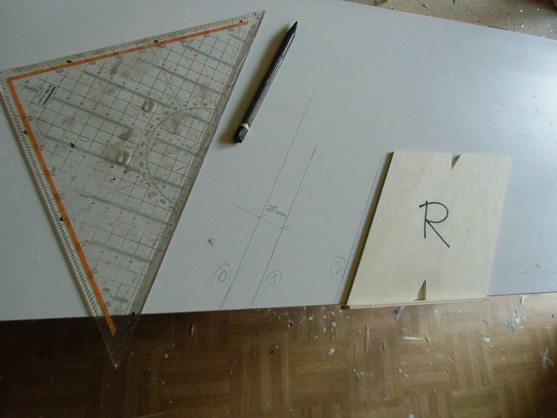 Statt einem Bauplan gibt es Schablonen für die Rippenabstände und Einbauwinkel. Die wenigen Abweichungen vom Raster werden mit Geodreieck angezeichnet. Das "R" steht für "Rippen", später gibt es noch ein "H" für "Helling"