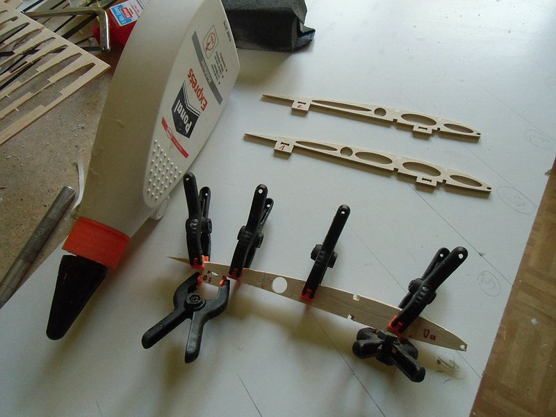 Verkleben der Doppelrippen, die jeweiligen Klebstoffe sind meist auf den Bildern mit drauf