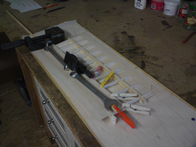 Der gerade entstehende rechte Außenflügel.