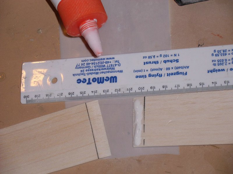 Durch die Pfeilung ist die Beplankung trotz 2 m Spannweite länger als 1 m pro Flügel. Ich hab mich fürs schäften entschieden, das dauert keine 2 Minuten plus Trockenzeit des Leims...und mit weniger Leim ist bei gleicher Festigkeit auch die Trockenzeit kürzer ;-)