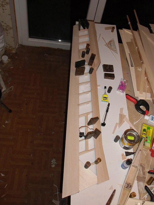 Endleiste und Aufleimer oben. Statt Glasverstärkung teste ich hier mal das 20 Gramm/m² Kohlevlies von R&amp;G: leicht, steif und trotz Kohle noch nicht unbezahlbar